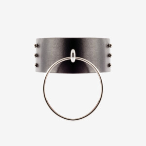 Zwart leren Choker Clarisse - 0770 is een lasergesneden leren ring choker, gedetailleerd met messing knoppen en afgewerkt met een gespsluiting.