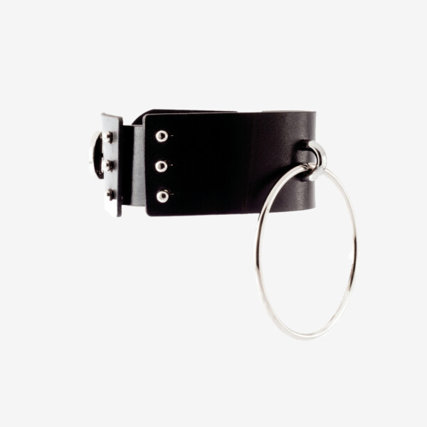 Zwart leren Choker Clarisse - 0770 is een lasergesneden leren ring choker, gedetailleerd met messing knoppen en afgewerkt met een gespsluiting